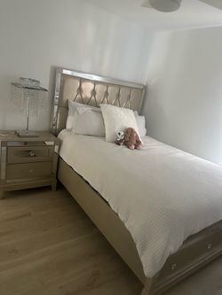 Juego de cuarto queen size, colchón incluido. No accesorios incluidos