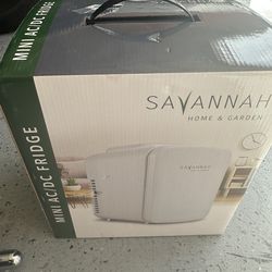 New Savannah3.7L Adjustable Shelf 9.8X7.3X10.7  Mini AC/DC Fridge New With Box.white