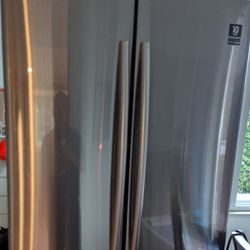 Samsung refrigerator with ice maker 33 1/8 wide