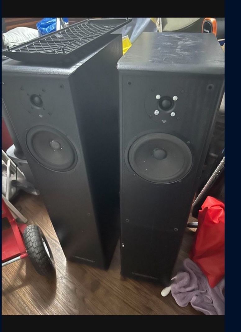 pair of Cervin vega speakers amazing sound cabinets little fuff can test 130