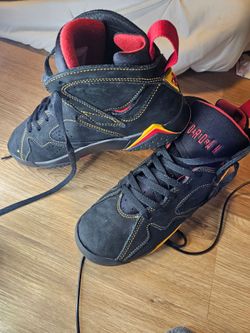 Model; Jordan 7 Retro.Color: Negro/ Cítrico-Rojo Varsity.