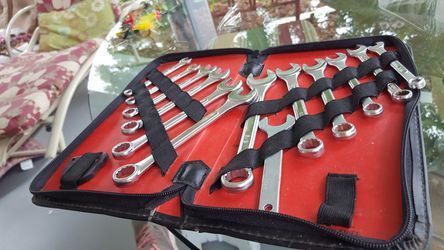 Dual-end wrenches. W/ case 17 in all