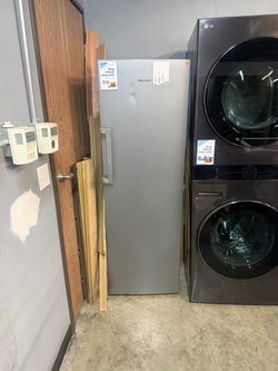 HISENSE 10.2 CU FT CONVERTIBLE FREEZER / REFRIGERATOR 🥶