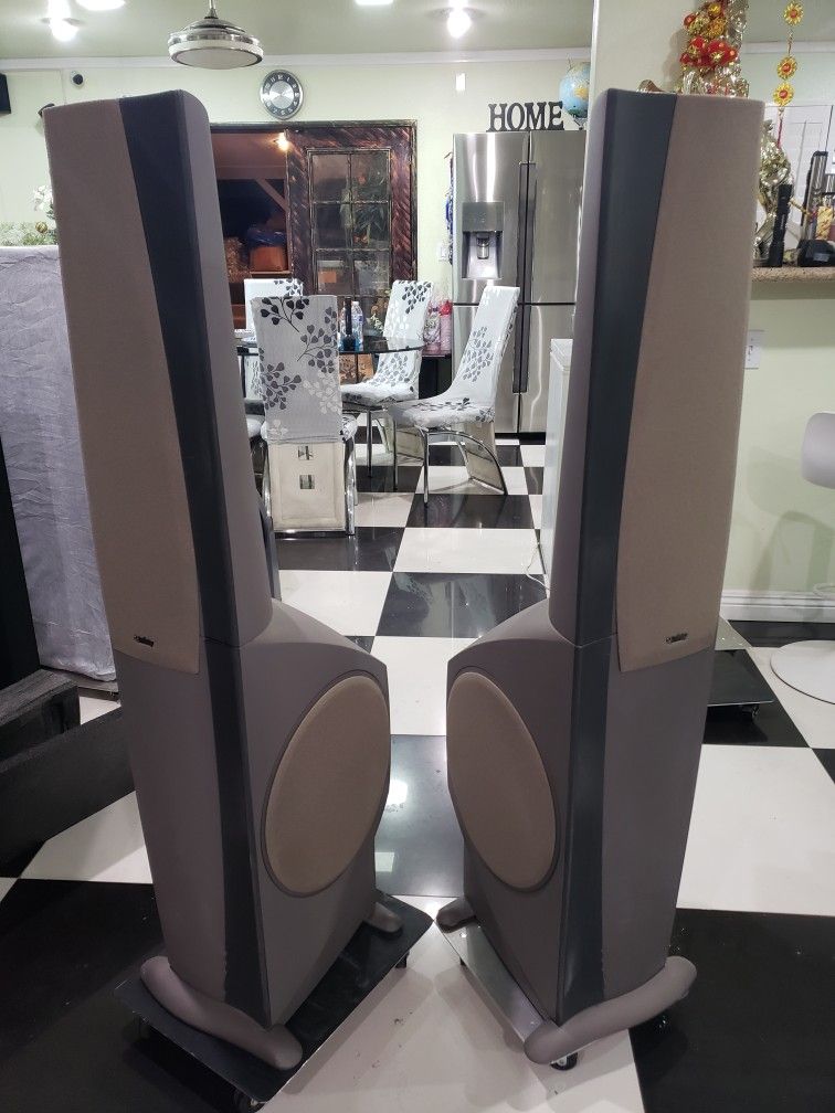 Infinity Intermezzo 4.1T 4 Way 5200 watts peak (piar) 93 LBS (each) built in Powered Subwoofer 12" Driver retailed price $7000
Excellent condition pe