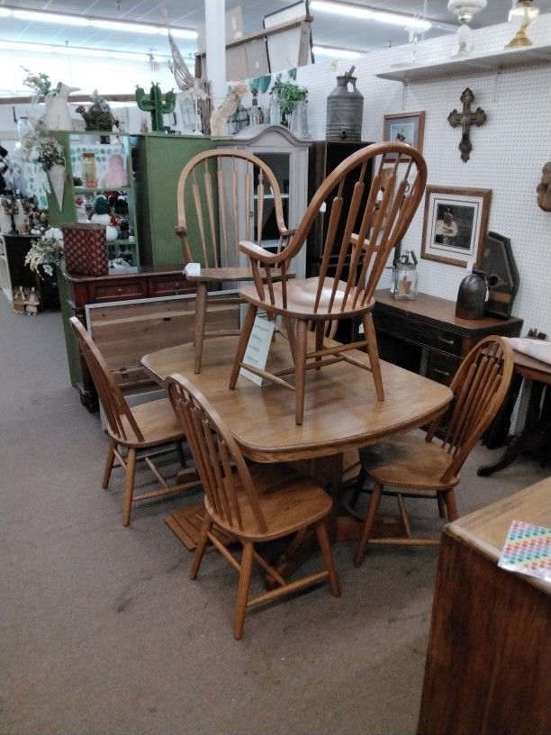 Richardson Brothers Company Table With 4 Leaves And 6 Chairs