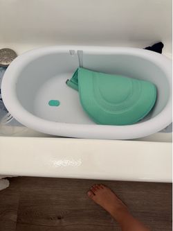 Frida bath tub with recliner seat