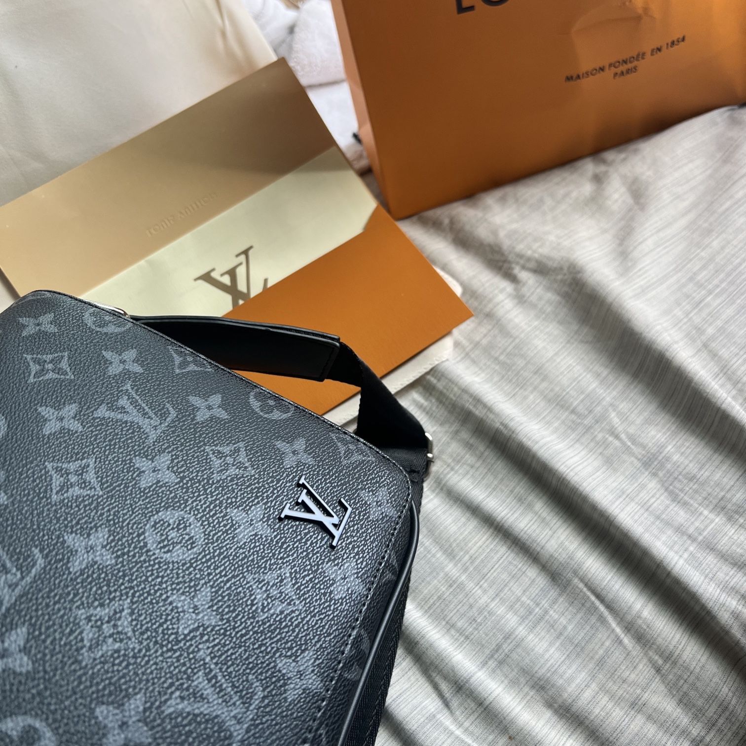 Louis Vuitton Messenger Bag - District PM Damier Graphite (Men's/Unisex)  for Sale in Houston, TX - OfferUp