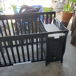Baby Crib With Diper Changer