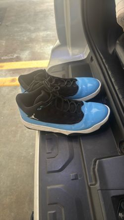 Jordan Max Aura 2 in the Black University 