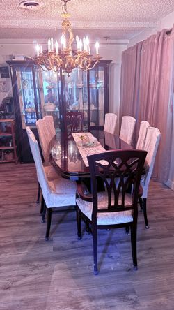 GREAT OPPORTUNITY !! GORGEOUS  Pre-loved 12 pieces  Dinner set red mahogany on a really good condition