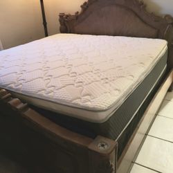 NEW KING PILLOW TOP MATTRESS and BOX SPRING. Bed frame not included 👍