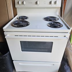 FRIGIDAIRE STOVE In Good Condition