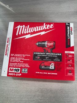 Milwaukee M18 18V Lithium-Ion Brushless Cordless 1/2 in. Compact Drill/Driver Kit
