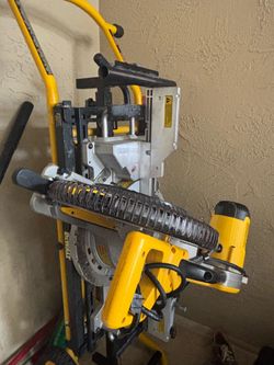 Sierra ingletadora DEWALT con base – Excelente condición