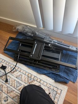 TV mount 100lbs capacity