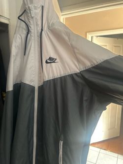 MEDIUM Nike wind breaker