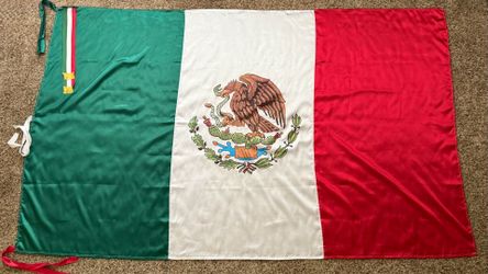 Bandera De México. Ancho 5 1/2pies Largo 8 3/4 pies. HECHA 100% EN MEXICO.
