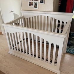 Baby Crib - White - Adjustable Height - 31 x 58.5 x 43