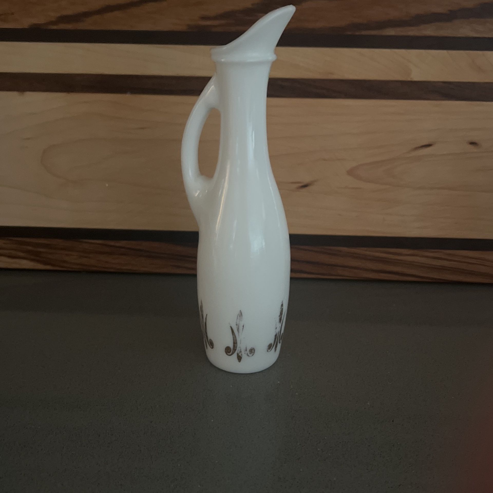 Vintage Milk Glass Pitcher/creamer/vase
