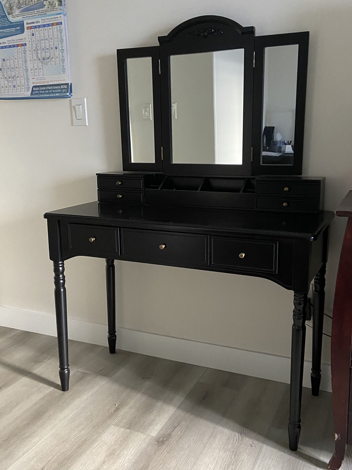 Vanity Desk With Mirror