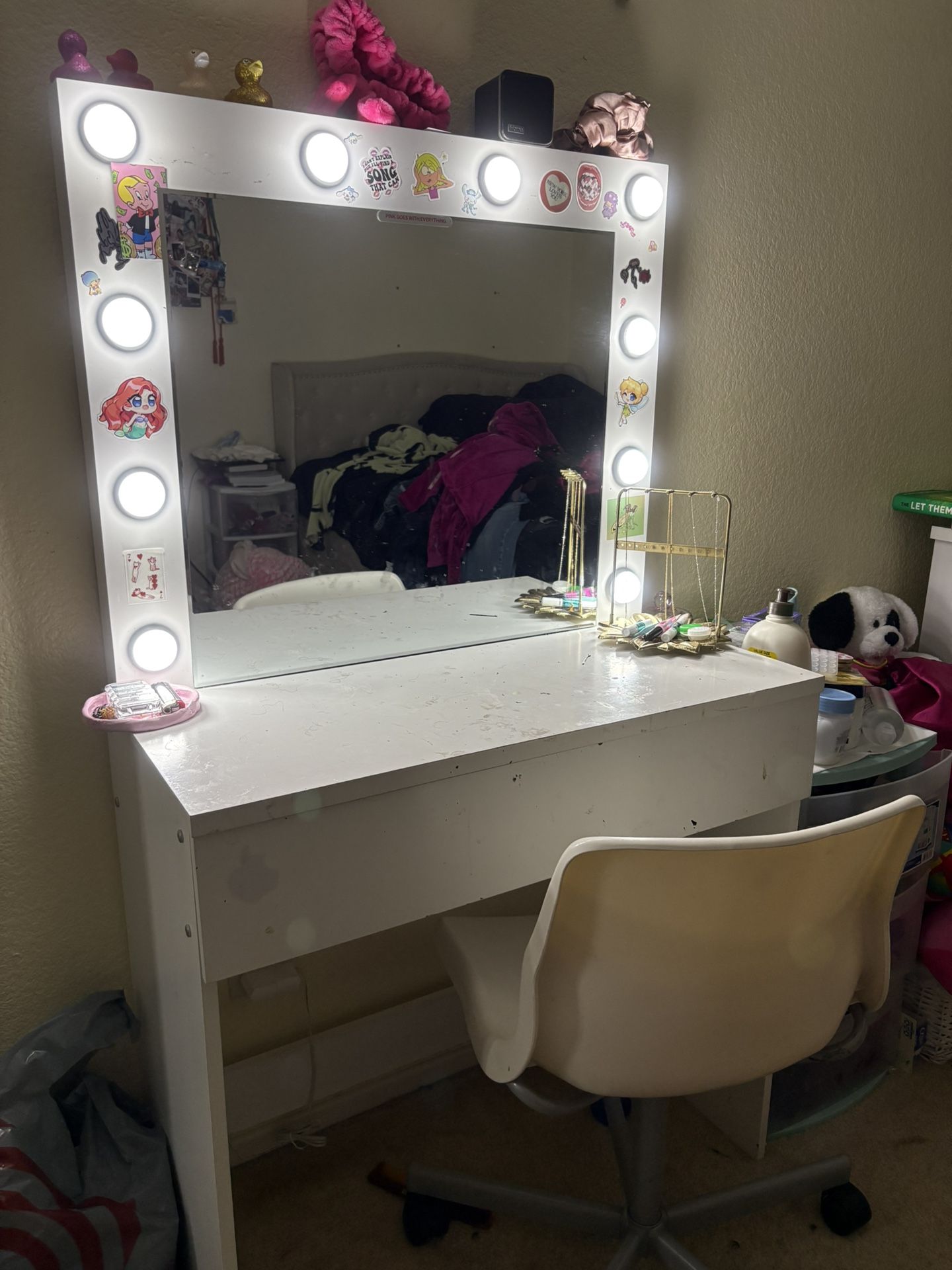 VANITY WITH LIGHTS