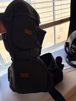 Baby carrier with hip seat