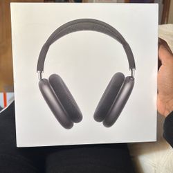 BRAND NEW AIRPOD MAXS