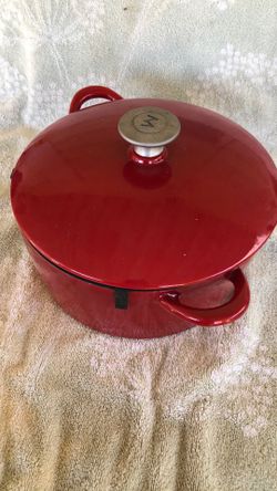 Enameled Coat Iron 4 Quart Dutch Oven ( new )