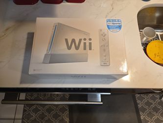 Nintendo Wii white console with Wii Sports