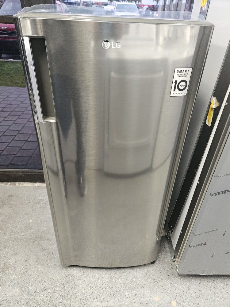 Lg Mini Fridges Refrigerator platinum silver Model LRONC0605V