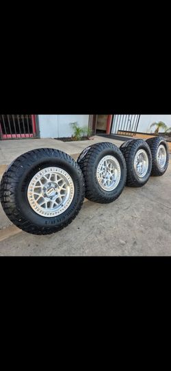 17" KMC w/ 33" RT tires