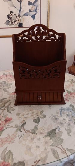 Maghonony Mail Holder