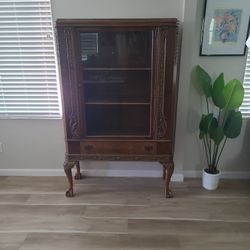 1940s display cabinet/china hutch