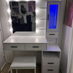 ✨ Lighted Vanity with Mirror & Stool – Excellent Condition! ✨