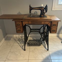 1904 Singer Sewing Machine With Accessories