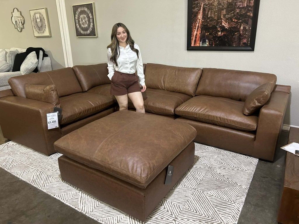 HUGE COMFY SECTIONAL ASK FOR JOSE SE HABLA ESPAรOL MARCAME AL 214-881-6021 JOSE