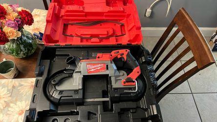 Milwaukee Deep Cut Variable Speed Band Saw Kit