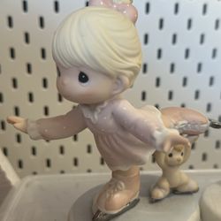  a Precious Moments "A Little Help Goes A Long Way" porcelain figurine