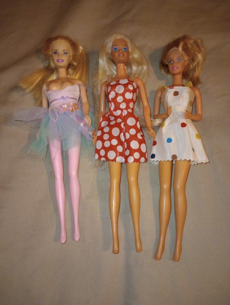 Dolls • I Used To Make Clothes & Fix There Hair. Now, It's Your Turn. Lol.