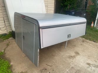 CAMPER ARRE CON SUS CAJAS PARA HERRAMIENTAS Y SU LLAVE LE KEDA A FORD CHEVY GMC DODGE TUNDRA TITAN MEDIDAS 78 DE LARGO Y 72 DE ANCHO