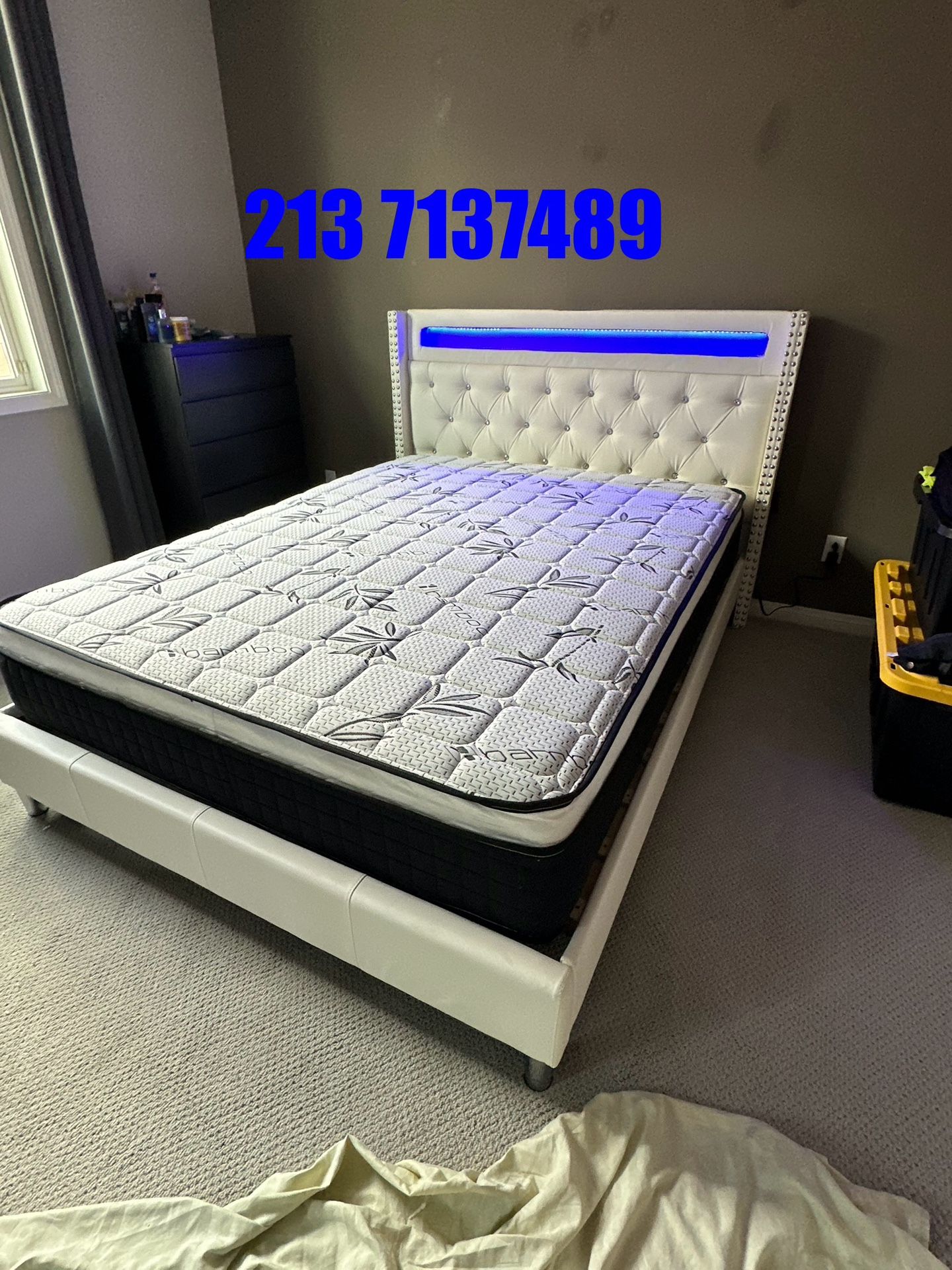 Queen Bed / mattress included Platform Bed W/ Charging Station & Built-In LED Lights Color withe New in a box Queen size con Luz led / Colchon In