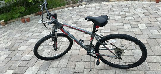Bicycle Nishiki Pueblo 16” Small Fits 5’3” - 5’7”. Wheel Size 26”. Gray, Black and Red