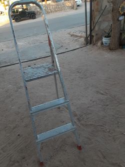 Ladder ( 3 feet tall )
