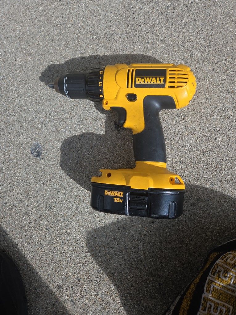 18v DeWalt Cordless Power drill W/ Quick Bit Driver Set