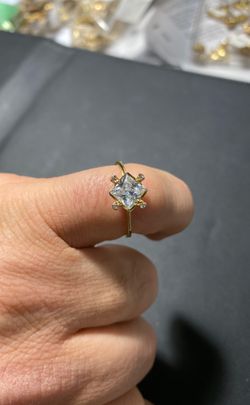 18k real solid yellow gold ring with crystals size 8.25