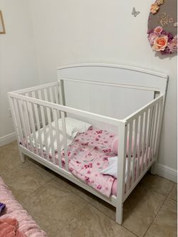 White Toddler Crib w/ Mattress