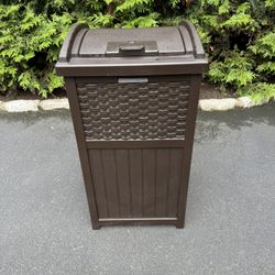 Suncast 33 Gallon Commercial Outdoor Trash Can 