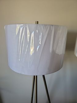 Modern tripod lamp
