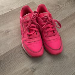 Girls Classic Reebok size 3 in Hot Pink