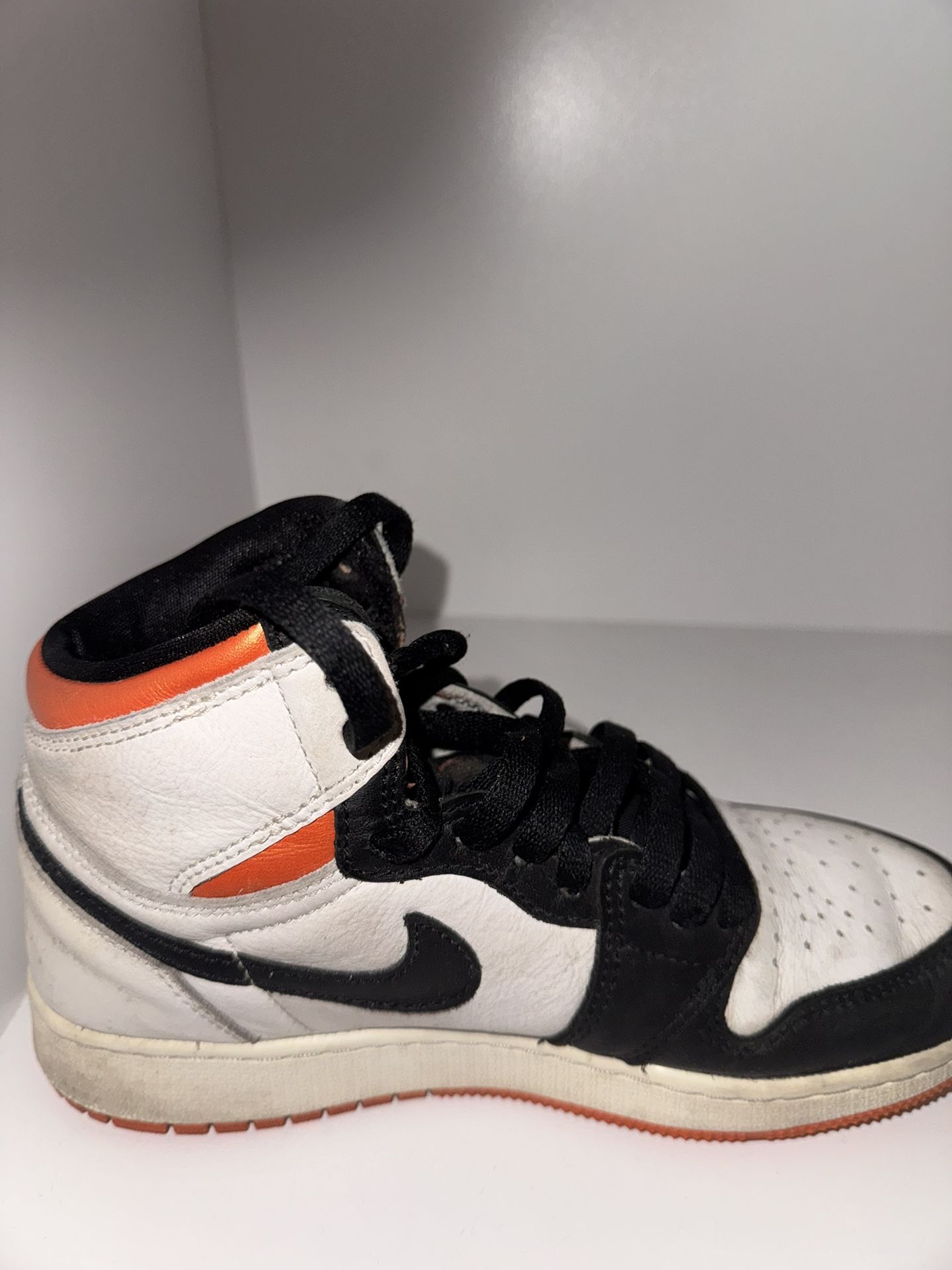 Jordan 1 Retro High “Electro Orange” Size 5Y